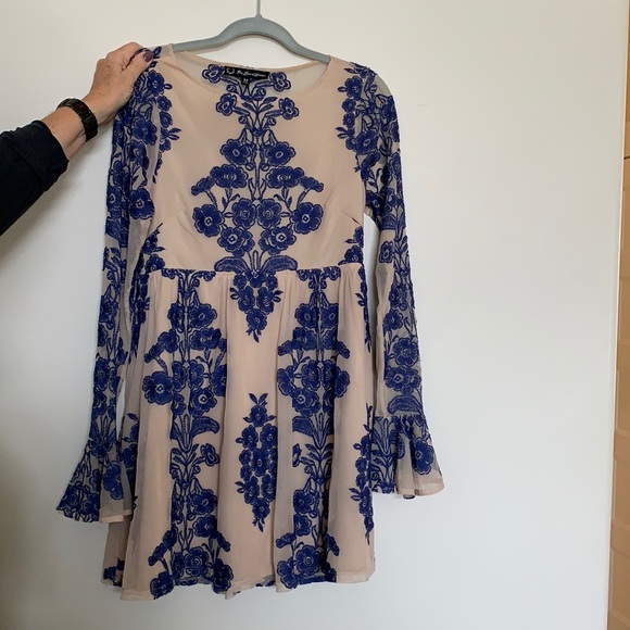 Worn once to prom. Absolutely gorgeous & I’m 5’8” and it goes right above knees - Picture 1 of 2